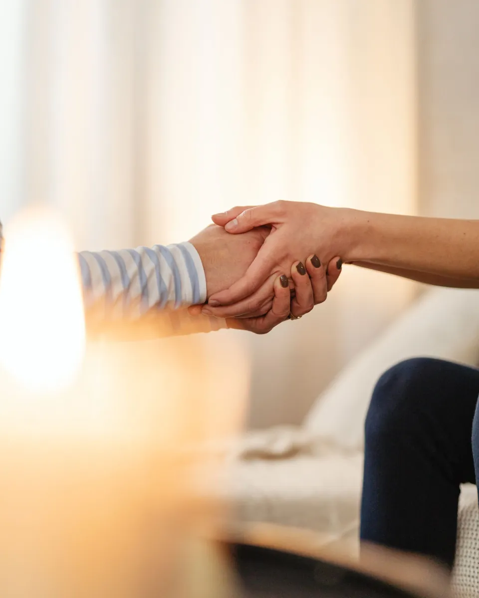Mãos dadas em um gesto de acolhimento